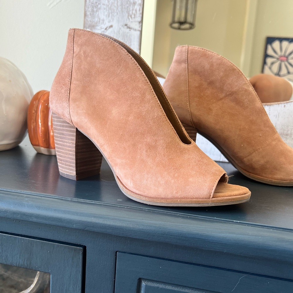 Lucky Brand Elegant Tan Peep-Toe Ankle Boots • Sz 7 • Like New